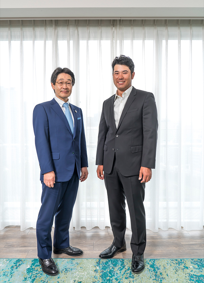 本間洋・NTTデータ社長(左)とプロゴルファーの松山英樹氏