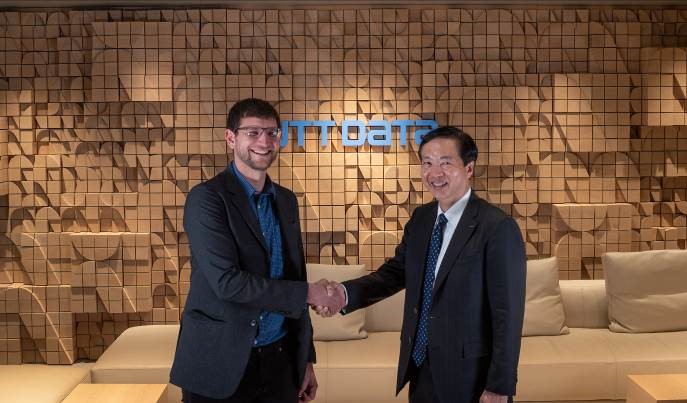 EOI Space CEO Christopher Thein（左）と株式会社NTTデータ 常務執行役員 茅原 英徳（右）