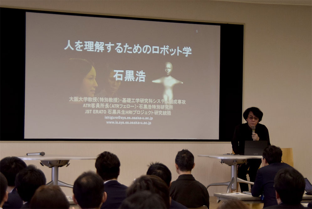 石黒 浩(いしぐろ・ひろし) 大阪大学教授(特別教授)。1963年滋賀県生まれ。大阪大学大学院基礎工学研究科システム創成専攻教授(特別教授)・ATR石黒浩特別研究所客員所長(ATRフェロー)。工学博士。社会で活動できる知的システムを持ったロボットの実現をめざし、これまでにヒューマノイドやアンドロイド、自身のコピーロボットであるジェミノイドなど多数のロボットを開発。2011年大阪文化賞(大阪府・大阪市)受賞。2015年文部科学大臣表彰受賞およびシェイク・ムハンマド・ビン・ラーシド・アール・マクトゥーム知識賞受賞。最先端のロボット研究者として世界的に注目されている。