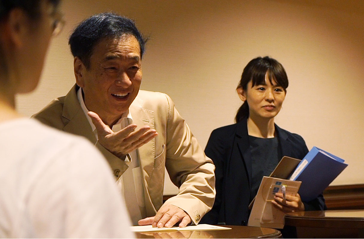 参加した中高生へ向けてクラシックへの想いを語る三枝成彰さん。