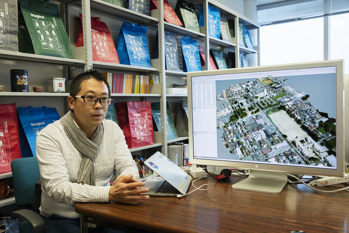 古橋大地（ふるはし・たいち）　青山学院大学 地球社会共生学部（メディア／空間情報クラスター）教授。特定非営利活動法人クライシスマッパーズ・ジャパン代表。1975年東京都生まれ。東京都立大学で衛星リモートセンシング、地理情報システムを学ぶ。2001年、東京大学大学院 新領域創成科学研究科 環境学専攻修了。05年からマップコンシェルジュ株式会社 代表取締役を務める。地理空間情報の利活用を軸に、Googleジオサービス、オープンソースGIS（FOSS4G）、オープンデータの技術コンサルティングや教育指導を行なっている。ここ数年は「一億総伊能化」をキーワードにみんなで世界地図をつくるOpenStreetMapに熱を上げ、GPS、パノラマ撮影、ドローンを駆使して、地図を作るためにフィールドを駆け巡っている