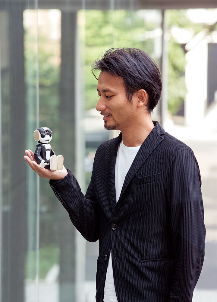 高橋智隆(たかはし・ともたか) ロボットクリエーター。1975年生まれ。2003年京都大学工学部卒業と同時に「ロボ・ガレージ」を創業し京大学内入居ベンチャー第1号となる。代表作にロボット電話「ロボホン」、ロボット宇宙飛行士「キロボ」、デアゴスティーニ「週刊ロビ」、グランドキャニオン登頂「エボルタ」など。ロボカップ世界大会5年連続優勝。開発したロボットによる3つのギネス世界記録を保持。米TIME誌「2004年の発明」、ポピュラーサイエンス誌「未来を変える33人」に選定される。(株)ロボ・ガレージ代表取締役、東京大学先端研特任准教授、大阪電気通信大学客員教授、グローブライド(株)社外取締役、ヒューマンアカデミーロボット教室顧問