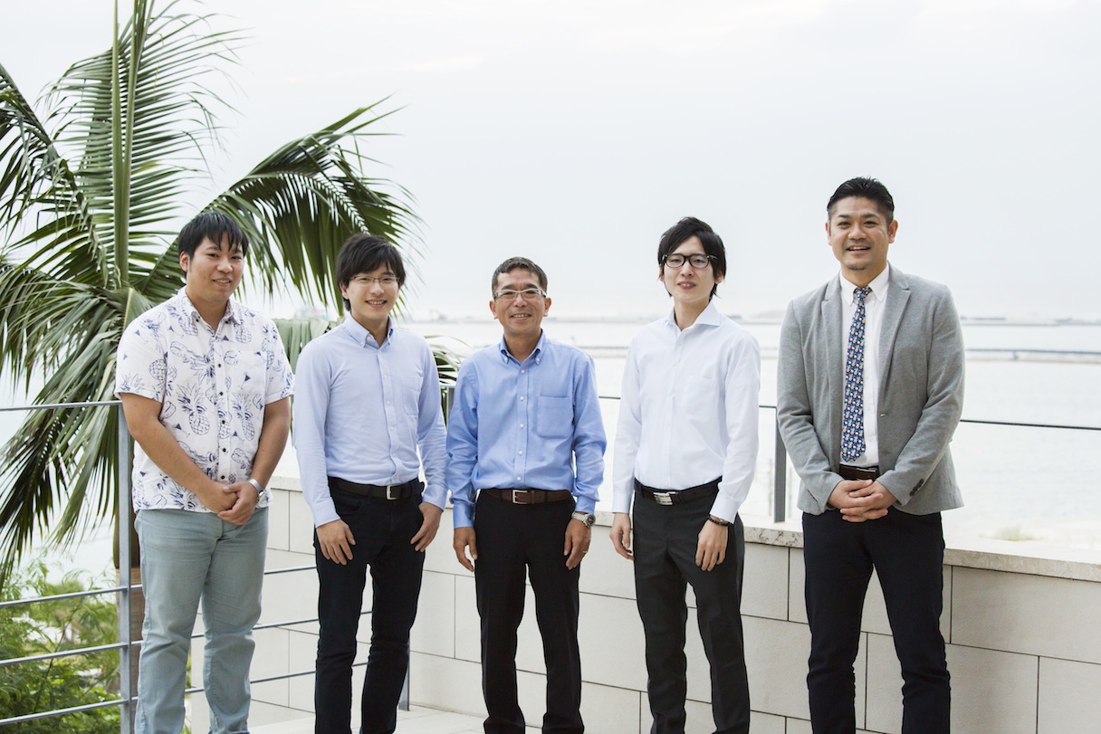 実証実験以降、久しぶりに顔を合わせた4者のチーム。左端は、Payke営業部長の翁長良樹（おなが・よしき）さん