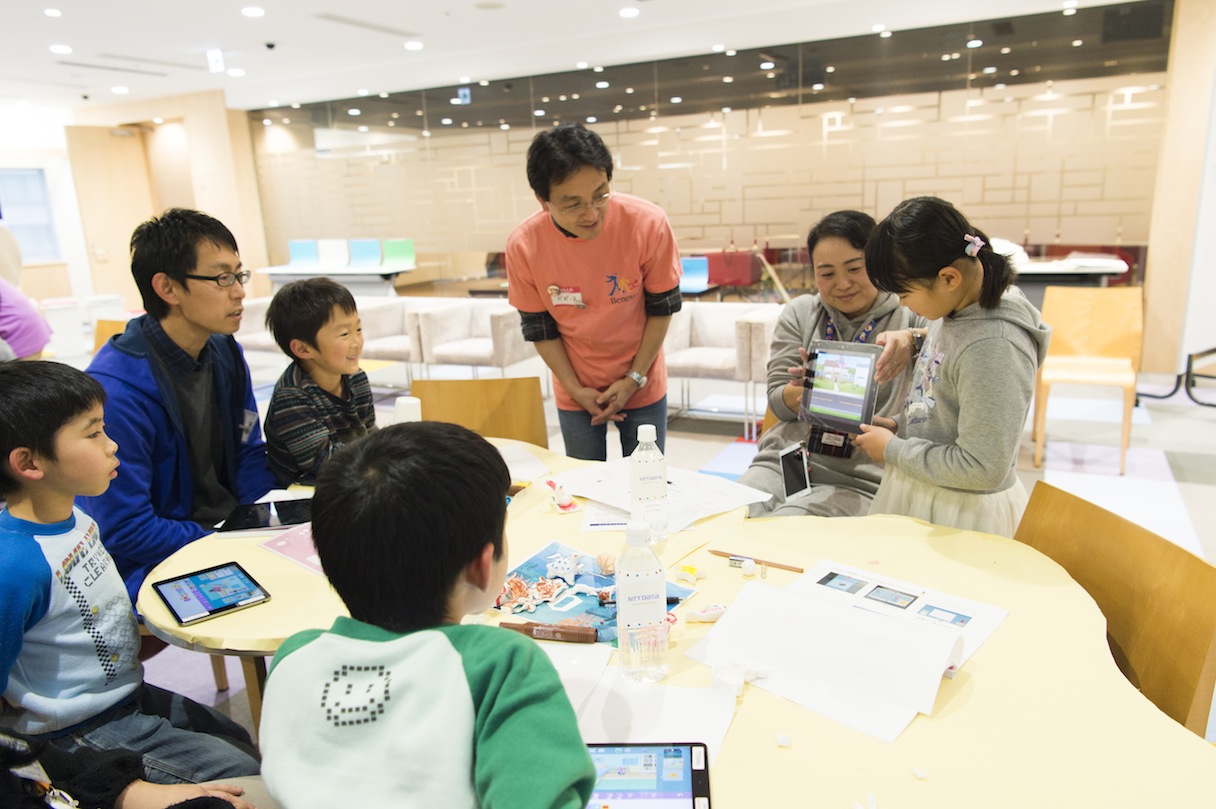 ワークショップは親子で参加。スタッフ（中央、オレンジ色のTシャツ）がサポートしながら進められた