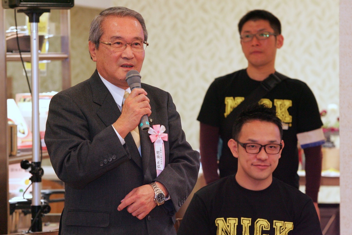 左が肥後市長。右の座っている男性が、司会を務めたパソナ・湯田さん