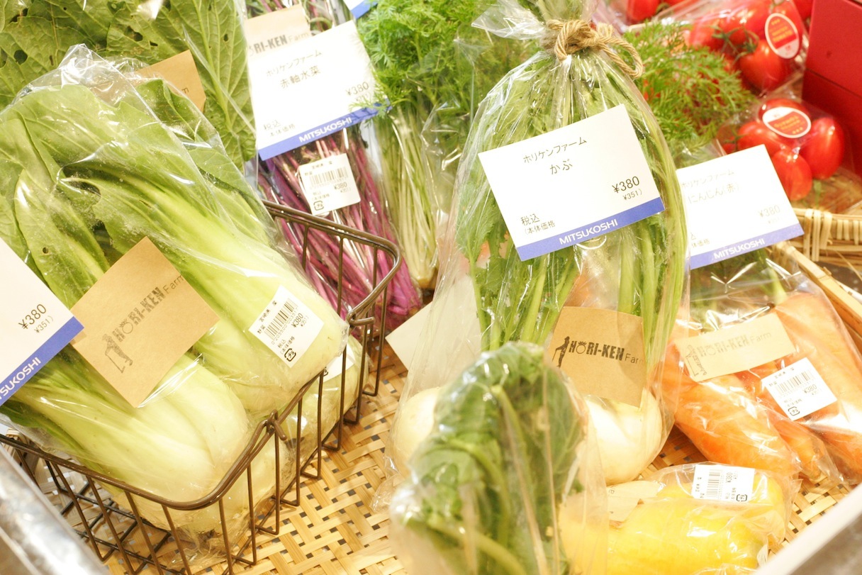 期間中、7階の催事場と地下の野菜売り場で販売されていた、小林市HORI-KEN farmの野菜たち。この他、おがわ農園のトマト、松川碁盤店の「霧島杉ぬか漬け桶」、傭山窯の陶磁器も販売された