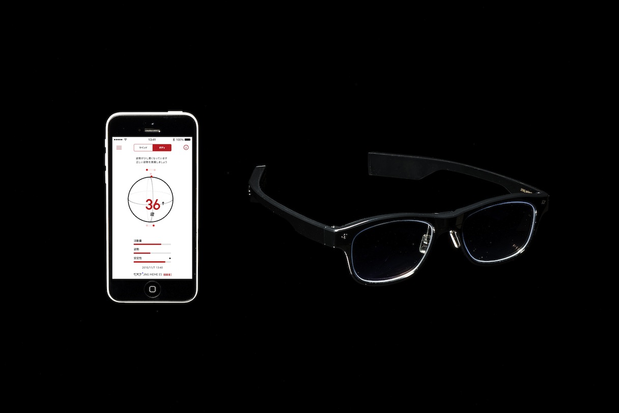 稲見さんが開発に参加したメガネ型デバイス「JINS MEME(ジンズ・ミーム)」。専用のスマートフォンアプリと連携し、装着者の身体情報を分析する機能を持つ(※装着時の表示を想定し、アプリ画面を合成しています)