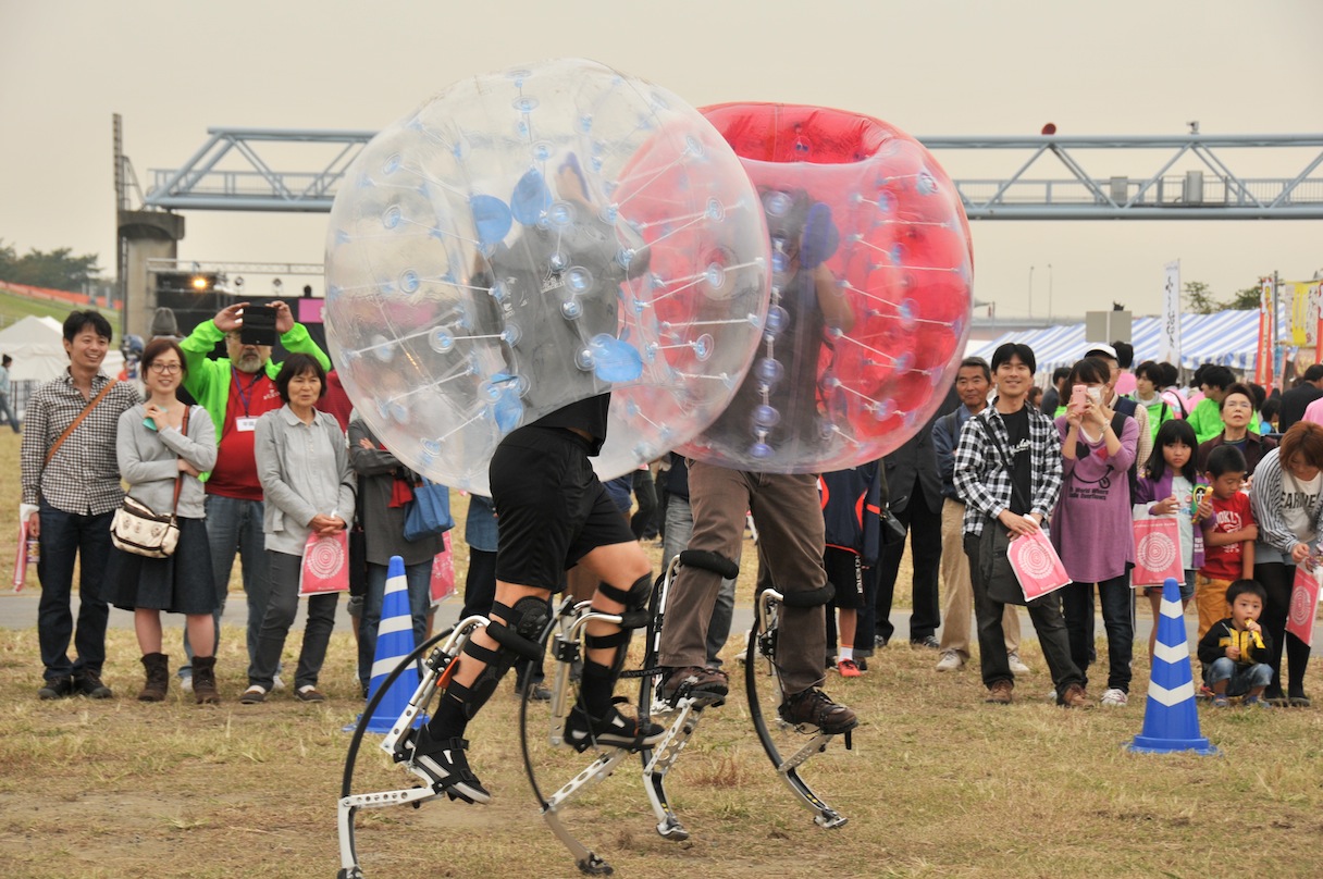 超人スポーツ協会の認定競技のひとつ「バブルジャンパー」。球状のバブルバンパーを身に着け、バネでジャンプ力を強化した選手同士がぶつかり合う(写真提供:超人スポーツ協会)