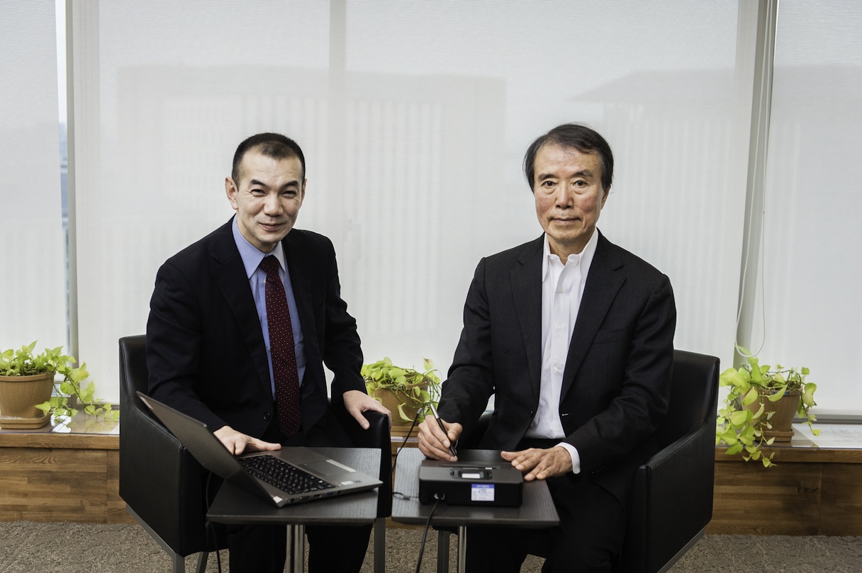 (右)早稲田大学 理工学術院 松本隆(まつもと・たかし)名誉教授 1966年、早稲田大学理工学部電気工学科を卒業し、ハーバード大学大学院へ進学。1970年に応用数学修士(ハーバード大学)、1973年に工学博士(早稲田大学)。1977~79年にカリフォルニア大学バークレー工学部電気工学・計算機科学研究員。早稲田大学理工学部の助教授・教授を歴任。IEEE Life Fellow、Proceedings of IEEE編集委員、国際署名認証コンテストSVC2004審査委員、各種学会の委員会委員・委員長なども務める。1999年には早稲田大学の研究室で開発した電子サイン照合技術を特許申請するとともに、クールデザイン社を設立。現在は同社副社長として、同社の研究開発を統括している。 (左)NTTデータ数理システム 取締役 中川慶一郎(なかがわ・けいいちろう) 1992年、早稲田大学大学院理工研究科修士課程修了後にNTTデータに入社。2000年、早稲田大学大学院理工研究科機械工学専攻博士課程満期退学(工学博士)。NTTデータではオペレーションズ・リサーチ、応用統計を専門とする研究に従事したのち、ビジネスデータ・アナリティクスのコンサルティングから技術開発まで幅広く担当。ビジネスインテリジェンス推進センタ センタ長などを歴任し、2013年より現職。途中、大阪大学経済学部非常勤講師、早稲田大学大学院創造理工学部非常勤講師、明治大学商学部特別招聘教授を兼職する。また、日本オペレーションズ・リサーチ学会(副会長)や日本経営工学会などの学会でも積極的に活動している。