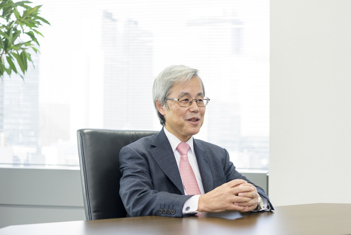 JR東日本メカトロニクス株式会社 椎橋章夫代表取締役社長。1953年埼玉県生まれ。1976年埼玉大学工学部機械工学科卒業。同年、日本国有鉄道入社。1987年、民営・分割化により東日本旅客鉄道株式会社入社。本社設備部旅客設備課長、同Suicaシステム推進プロジェクト担当部長、執行役員　IT・Suica事業本部副本部長などを歴任、Suicaプロジェクトの指揮を執る。2012年JR東日本メカトロニクス株式会社入社。2006年、東京工業大学大学院（博士課程）修了。工学博士。