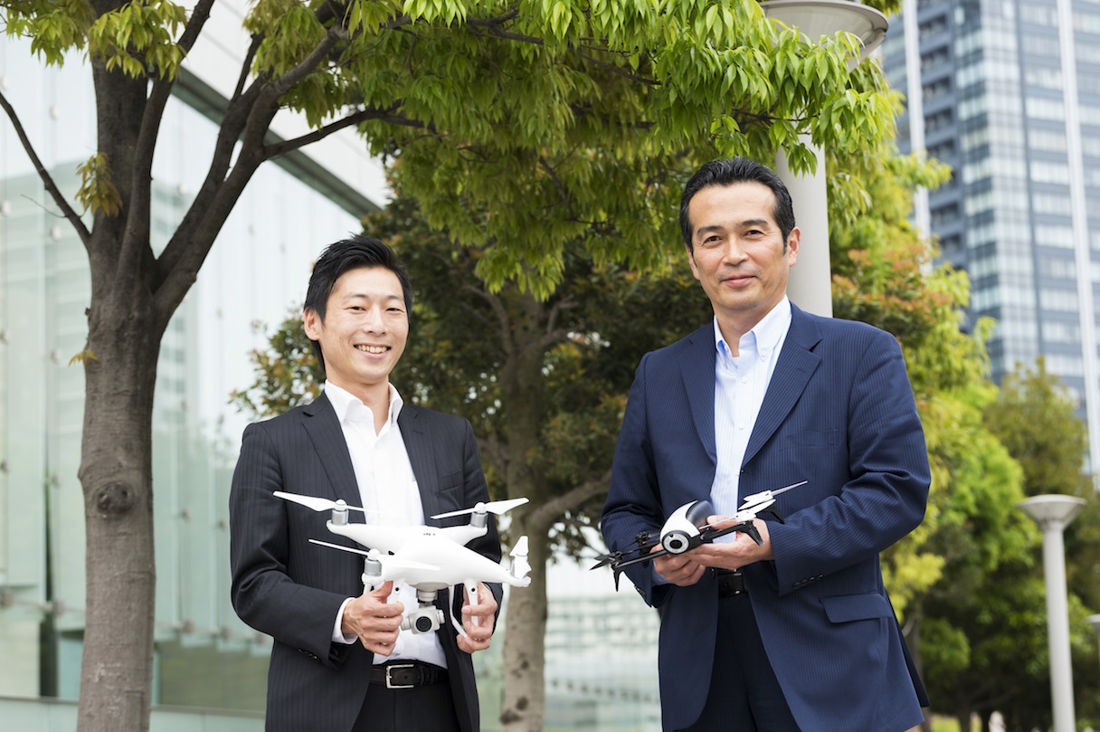 （左）NTTデータ 第一公共事業本部 第一公共事業部 市場創造推進室 UASビジネスグループ 課長代理 吉井洋平　（右）NTTデータ 第一公共事業本部 第一公共事業部 市場創造推進室 UASビジネスグループ 部長 伊神惠