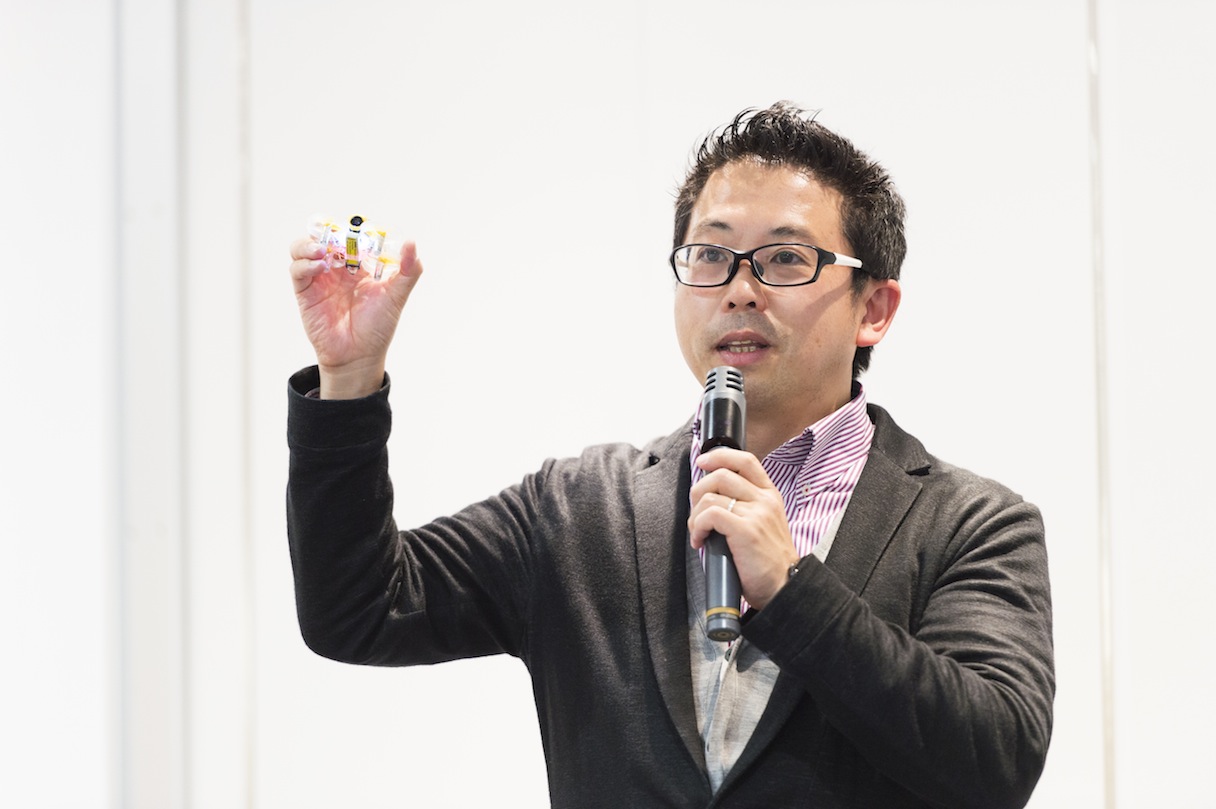 イベントにはさまざまな種類のドローンが持ち込まれた。古橋さんが持っているのは、航空法の制限を受けない小型のタイプ。たった25グラムと、とても軽量