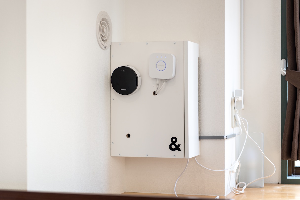 ボックスには、室内にあるIoT機器へのアクセスポイントの役割を果たす「iRemocon」と「Philips Hue ブリッジ」が設置されている