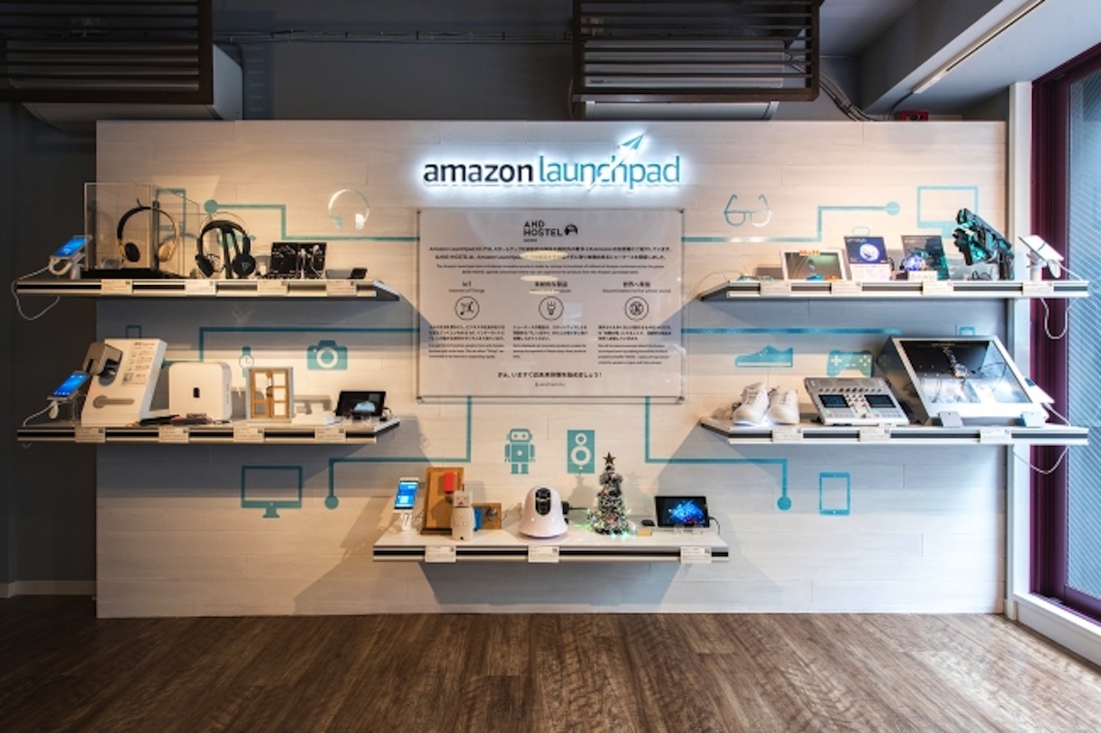 リビングにある「Amazon Launchpadストア」ショーケースでは、宿泊者がIoT機器を自由に手に取って見ることができる（提供：and factory）