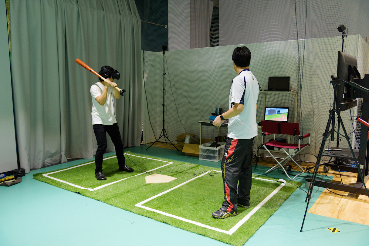 VRを用いたトレーニング映像。実際のバットを持ち、スイングすると、VR内の自分の、もうひとつの身体がボールを打つ