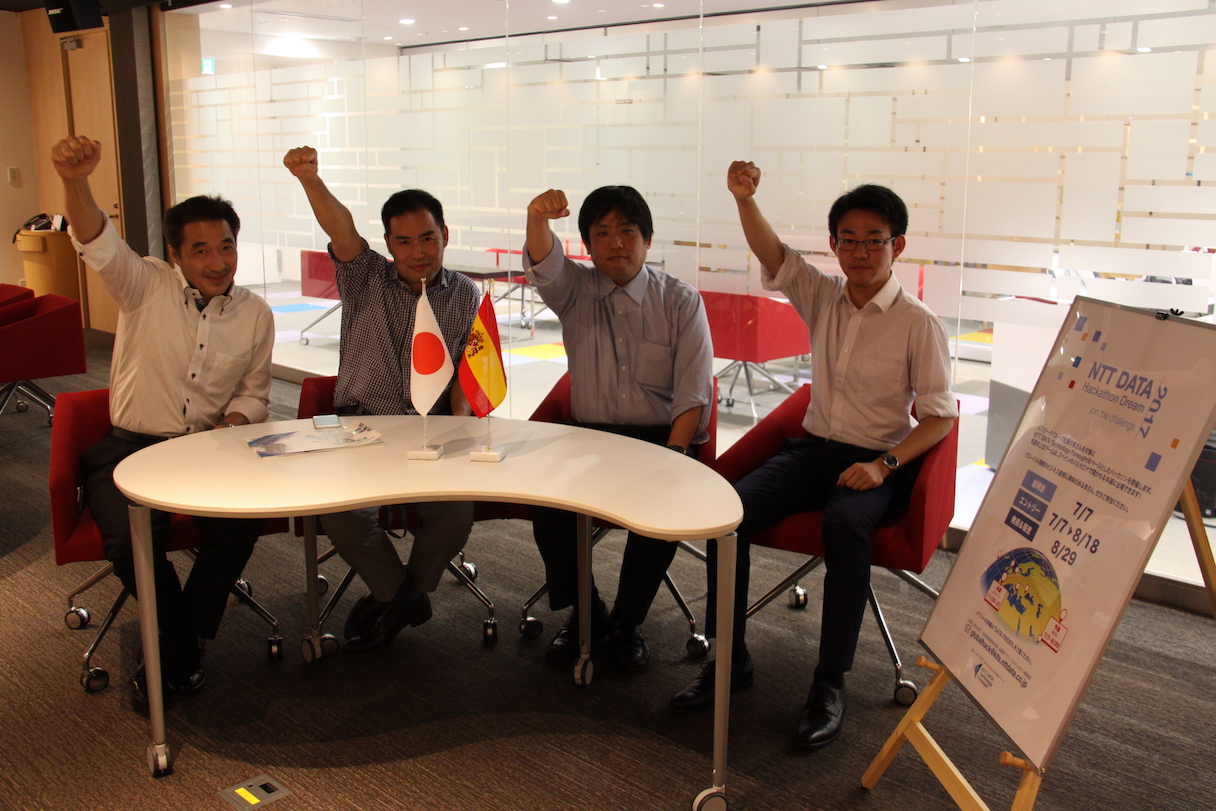 準優勝チーム。左から、金井克治さん、礒本圭介さん、小堀一雄さん、松本淳史さん