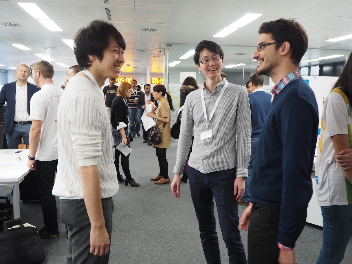 オープニング前の参加者たちの様子