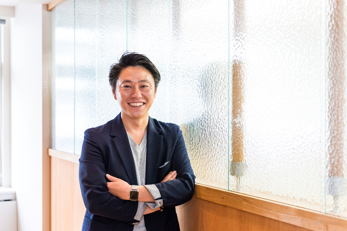 芹澤孝悦（せりざわ・たかよし）／プランティオ株式会社共同創業者／CEO。園芸用品「プランター」を開発したセロン工業株式会社の創業者を祖父に持つ。大学卒業後ITのベンチャー企業へ。エンターテインメント系コンテンツのプロデューサーを経て、セロン工業株式会社へ。「フラワーバレンタインプロジェクト」の立ち上げや「国際園芸博覧会フロリアード」の日本国政府スタッフとして参画。2017年、「サステナブルな未来」の実現に向けて、最新型プランター「Smart PlanterTM」の開発に着手。次世代の人と植物との関り方を模索する