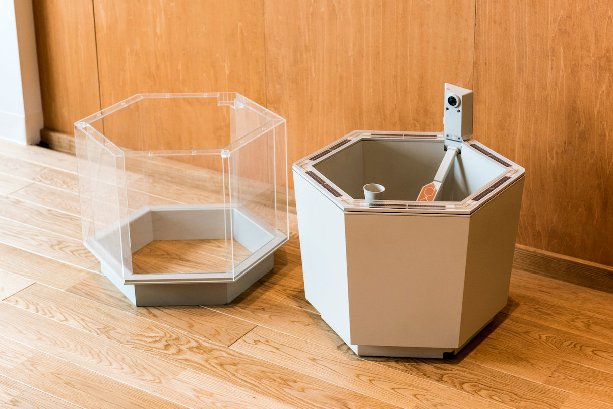 Smart PlanterTM本体（右）と拡張ユニット（左）。本体の縁部分には太陽光パネルを搭載し、6時間の太陽光充電で約30日稼働する。本家プランターにならい容量は20L程度、土と水が10対1になる構造を採用している