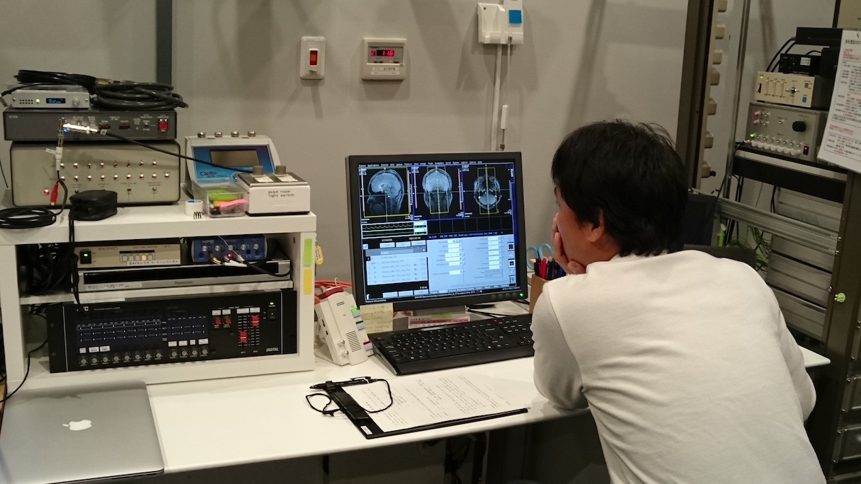 「D-Planner」による脳活動計測の一コマ。fMRI(機能的MRI)が捉えた脳内の活動状況が、リアルタイムでモニターに映し出されている?NICT・CiNet
