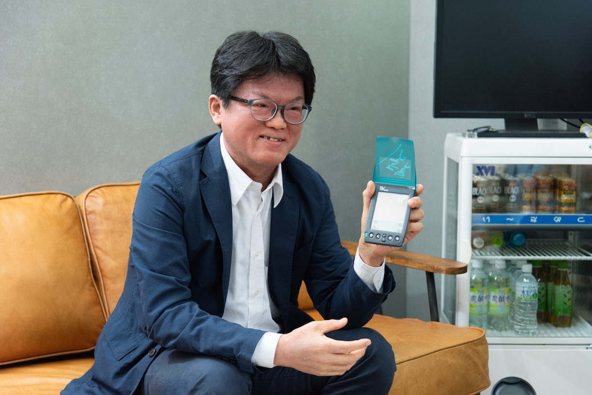 山田達司（やまだ・たつし）／株式会社NTTデータ　技術開発本部　エボリューショナルITセンタ　サイバーフィジカル技術担当　シニアスペシャリスト。NTTデータでは先進ITデバイス及びセキュリティの専門家として研究開発、製品開発に従事。現在はAR/VRの企業内導入推進に携わる。1996年米国で発表されたモバイルデバイスPalmをいち早く日本に紹介。Palm OSを日本語化するJ-OSの開発、関連書籍の執筆、開発者コミュニティ支援を行う。自称“無認可Palmエバンジェリスト”。Palmユーザーからは"Palmの神様"と呼ばれ、ネット用語「神降臨」の元祖とも言われる。