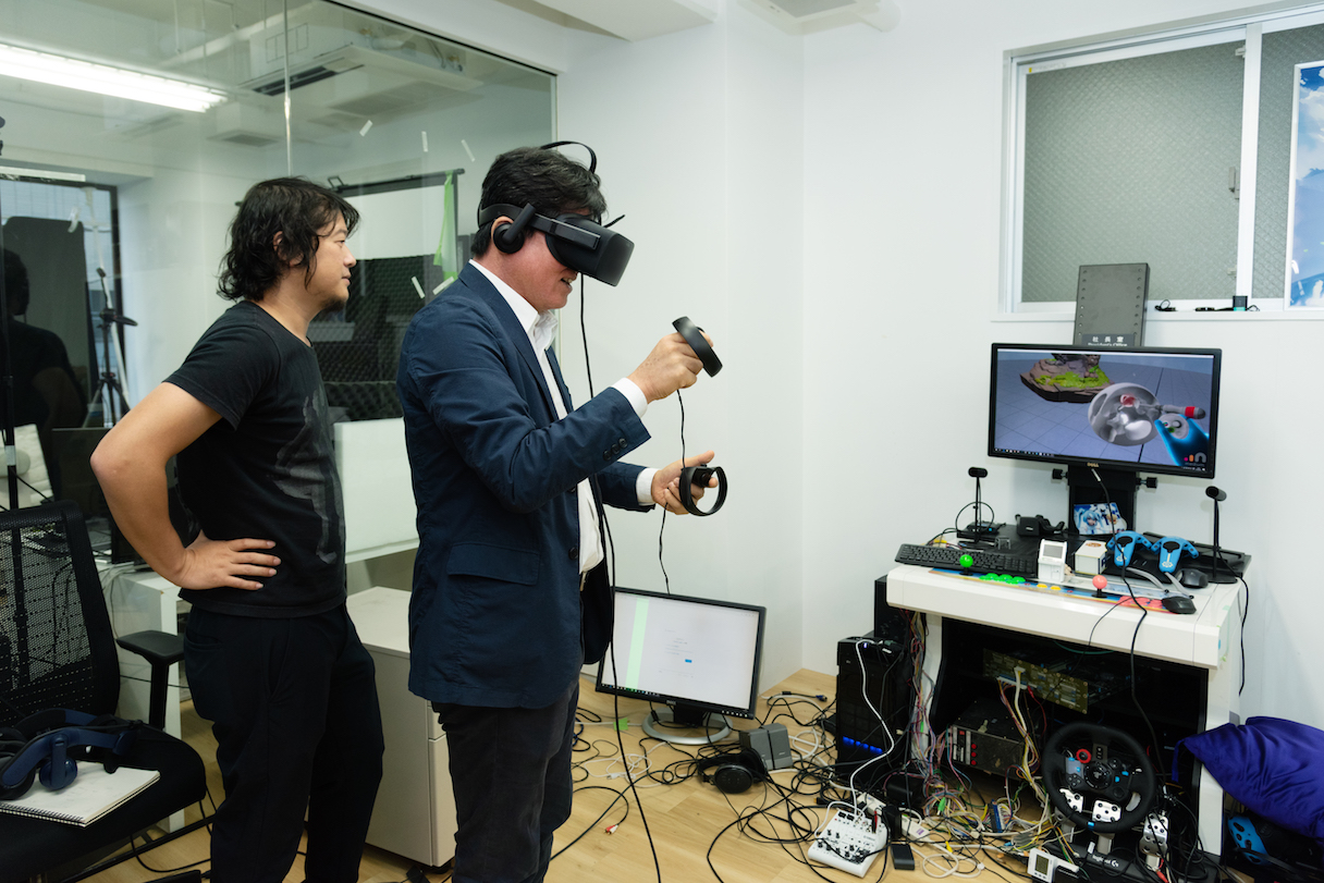 エクシヴィデモルームでVR専用のモデリングソフトを体験する山田
