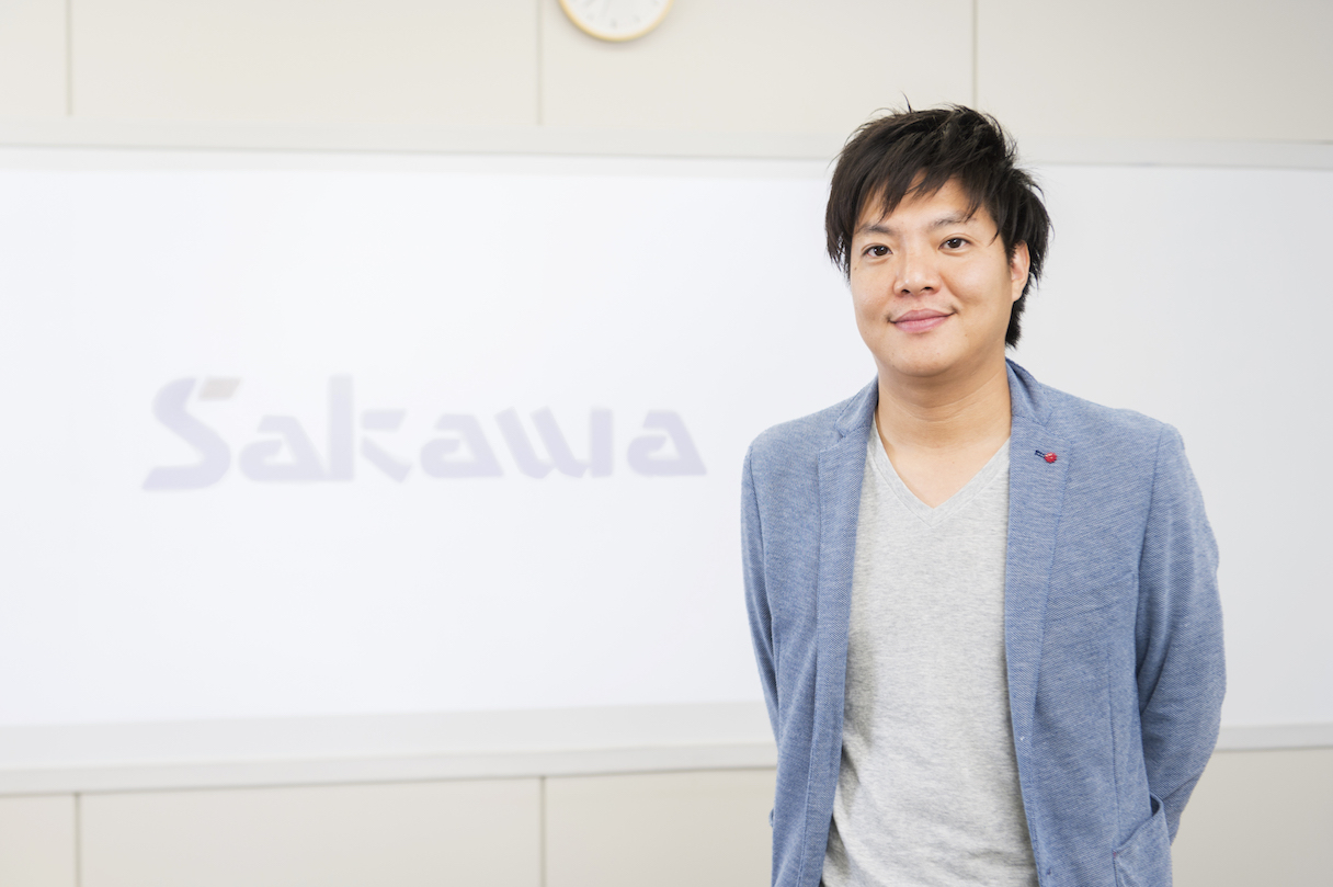 坂和寿忠（さかわ・としただ）／株式会社サカワ　常務取締役。100年続く黒板メーカー、株式会社サカワの5代目。2009年の入社以後、「しゃべるくん」「Kocri」「ワイード」「Jyosyu」など、新しい時代の教育で活躍する黒板を開発し続ける。