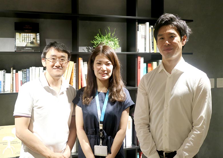 今回取材協力してくれた皆さん 左からITサービス・ペイメント事業本部SDDX事業部 風間昭男部長 伊藤愛理主任 西郷拓海主任