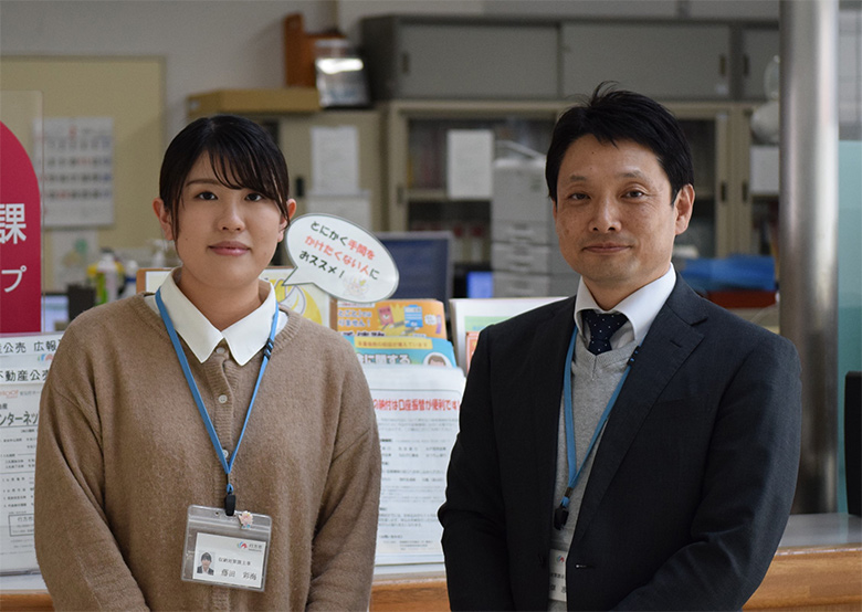 行方市 総務部 収納対策課 主事 藤田 彩海氏（左）、同 収納対策課 収納グループ係長 矢畑惠市氏（右）