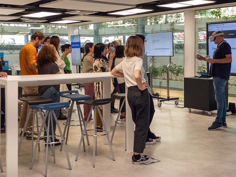 写真：NTTDATA Living Labへの視察の様子