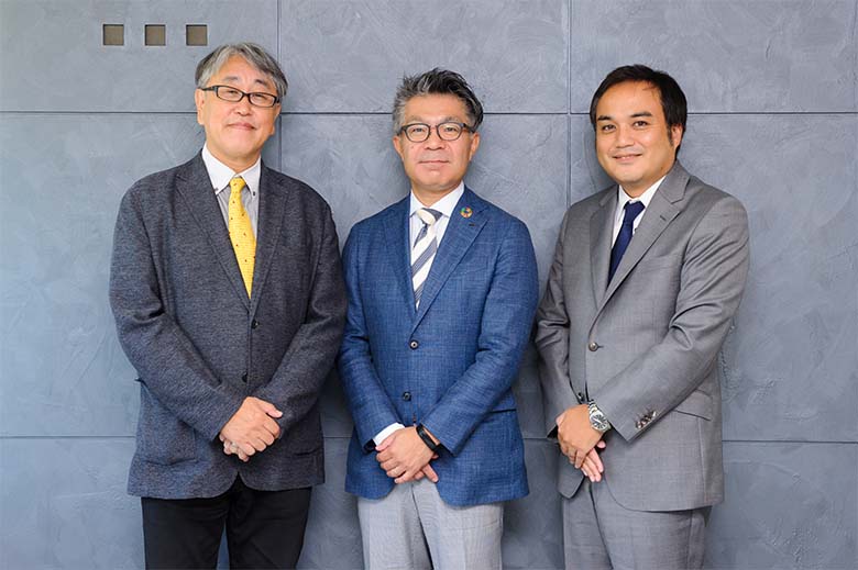 （左）沼田 佳之 氏（ミクス編集長） （中）関根 志光（株式会社NTTデータ 第二インダストリ統括事業本部 製薬・化学事業部 第1ビジネス統括部 ビジネス担当 部長） （右）西田 陽介（株式会社NTTデータ 第二インダストリ統括事業本部 製薬・化学事業部 第1ビジネス統括部 ビジネス担当 テクニカル・グレード）