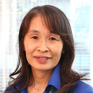 石原 由美 氏