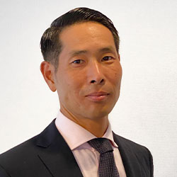 新谷 哲之介 氏