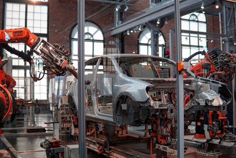 自動車の設計・製造工程をデジタルツイン上で検証し、不具合や完成イメージを確認。