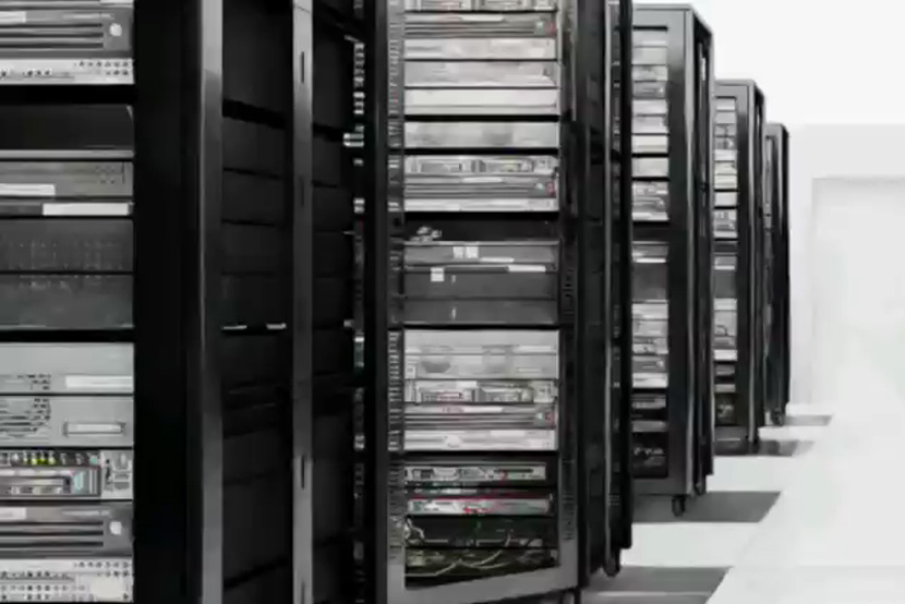 データセンタを精細な3D仮想レプリカで可視化し、運用やエネルギーの効率化を検証。